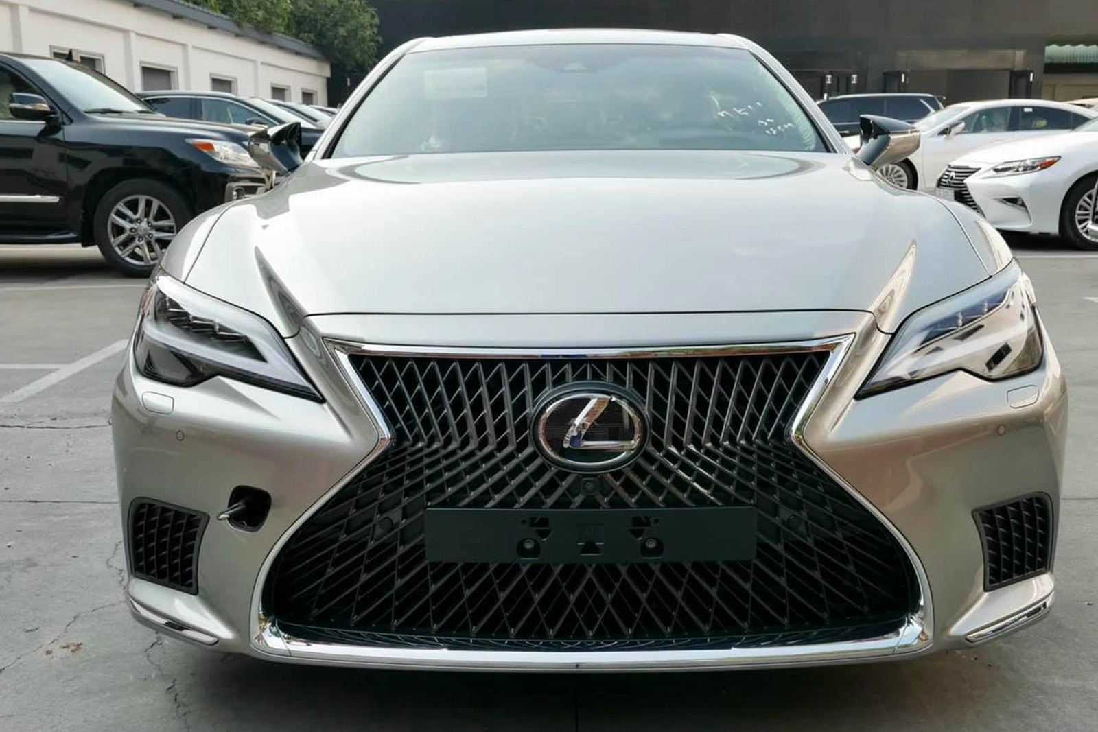 Ảnh thực tế Lexus LS 2021 vừa về Việt Nam với giá mua được 2 chiếc Mercedes-Benz S-Class - Ảnh 1.