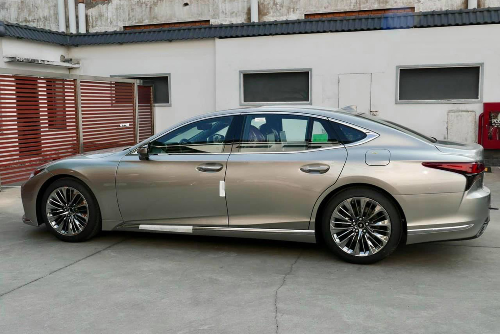 Ảnh thực tế Lexus LS 2021 vừa về Việt Nam với giá mua được 2 chiếc Mercedes-Benz S-Class - Ảnh 3.