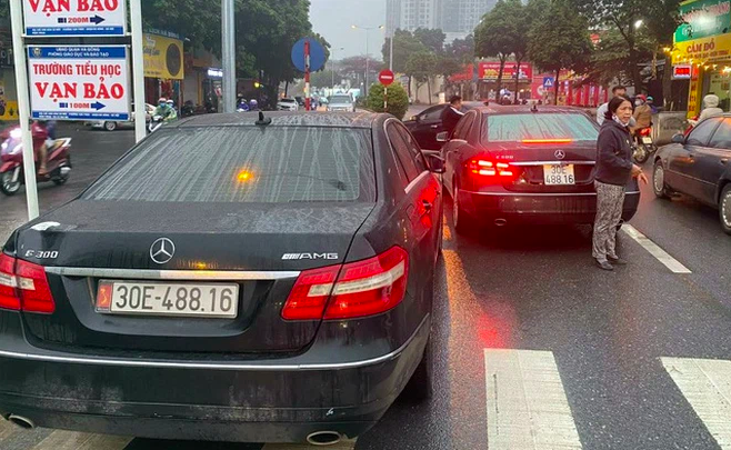 Cục CSGT vào cuộc vụ 2 ô tô Mercedes E300 trùng biển số lưu thông trên đường Hà Nội - Ảnh 1.