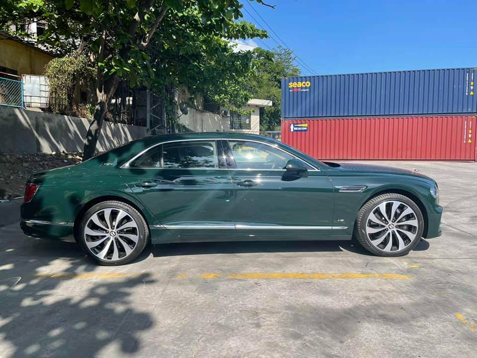 Thêm Bentley Flying Spur V8 thế hệ mới về Việt Nam, sở hữu màu sơn có giá ngang ngửa một chiếc moto phân khối lớn - Ảnh 2.