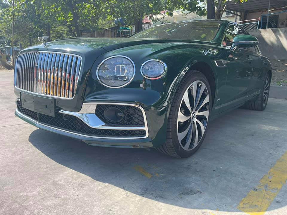 Thêm Bentley Flying Spur V8 thế hệ mới về Việt Nam, sở hữu màu sơn có giá ngang ngửa một chiếc moto phân khối lớn - Ảnh 3.