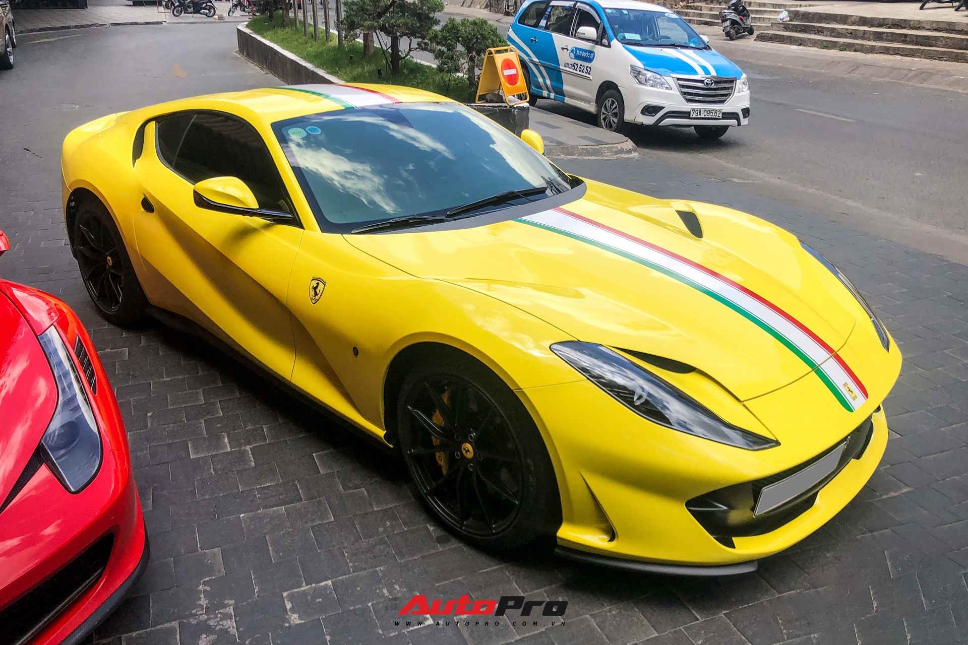 Hội trưởng Evo Team tậu siêu xe Ferrari 812 Superfast từng của hai đại gia đình đám tại Việt Nam - Ảnh 3.