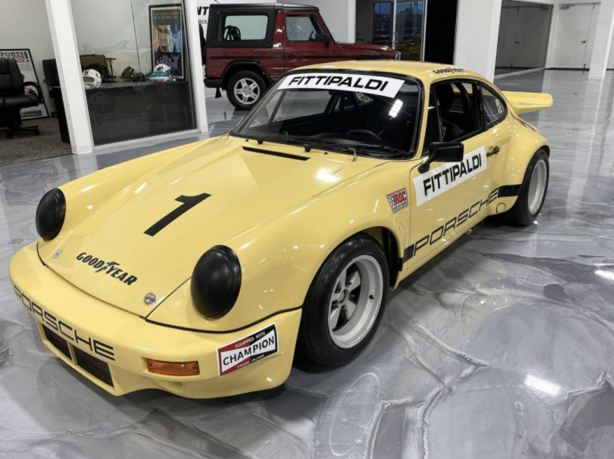 Mẫu xe đua hiếm và độc đáo Porsche 911 RSR được rao bán với giá 2,2 triệu USD - Ảnh 1.