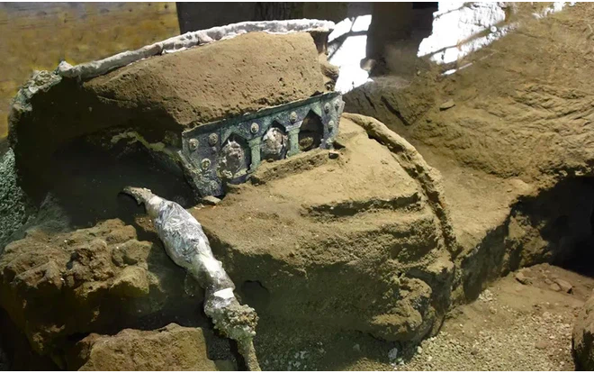 Siêu xe 2.000 năm tuổi được tìm thấy ở Pompeii: Xuyên không là có thật? - Ảnh 1.