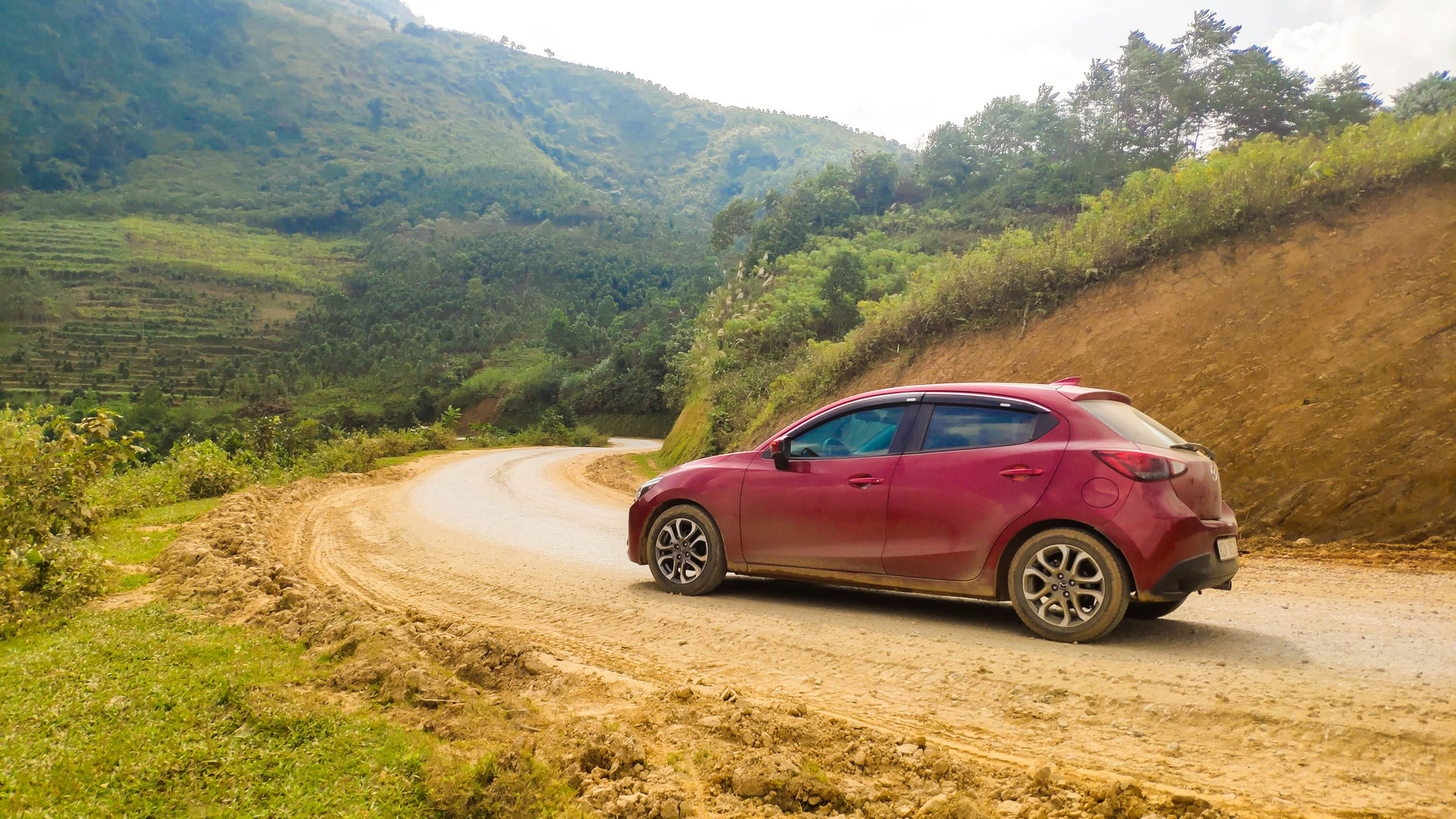 Xuyên Việt hơn 3.500km cùng Mazda2, người dùng đánh giá: Bốc, lái hay, tiết kiệm xăng nhưng chật và hơi ồn - Ảnh 4.
