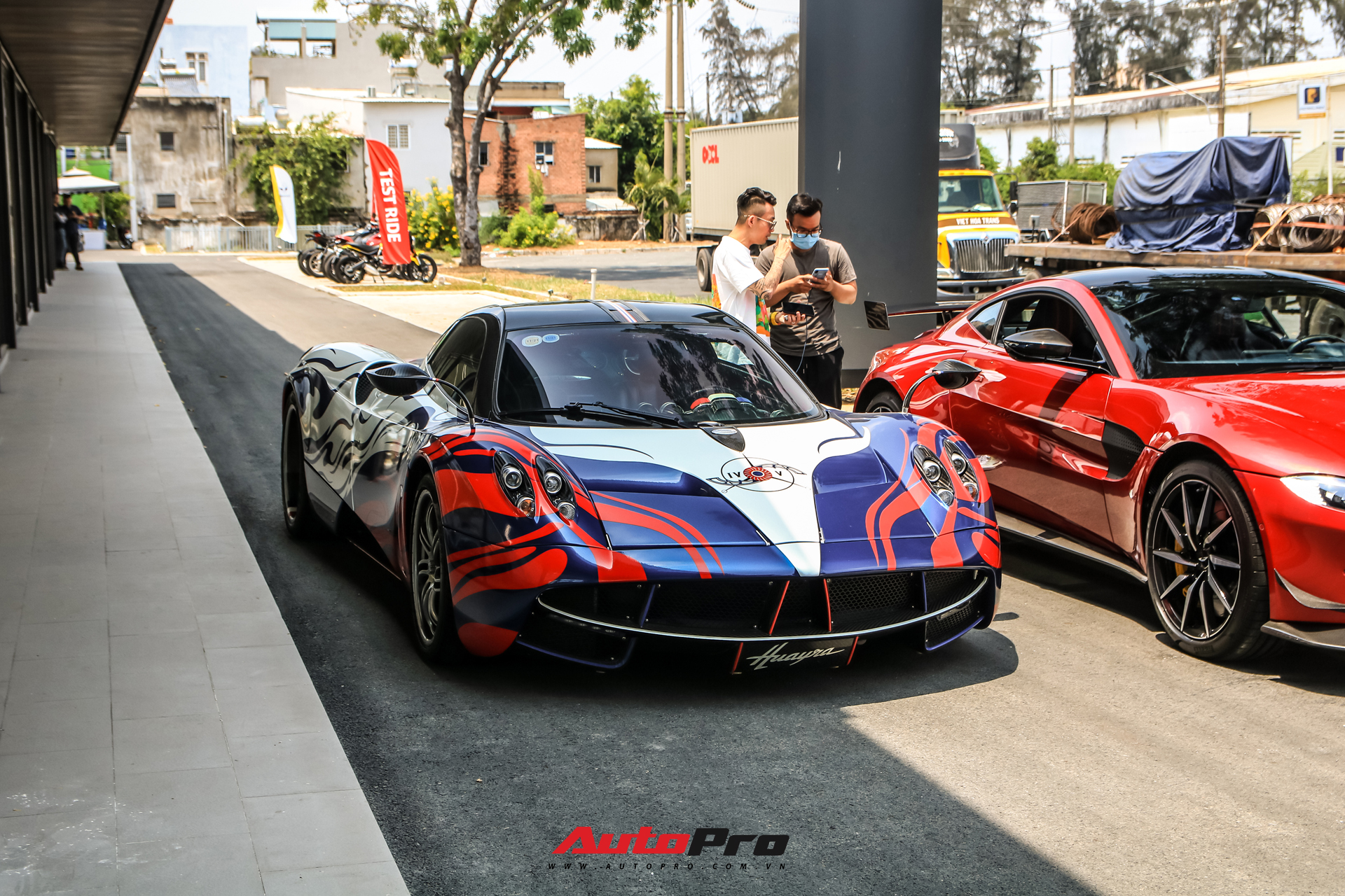 Minh nhựa cầm lái Pagani Huayra đến showroom Aston Martin, mạnh tay tậu siêu phẩm mới? - Ảnh 3.