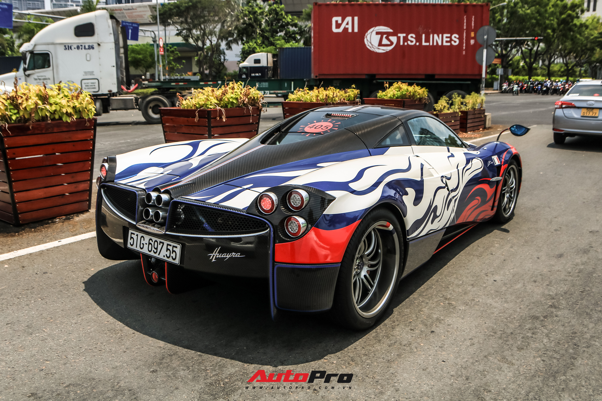 Minh nhựa cầm lái Pagani Huayra đến showroom Aston Martin, mạnh tay tậu siêu phẩm mới? - Ảnh 8.