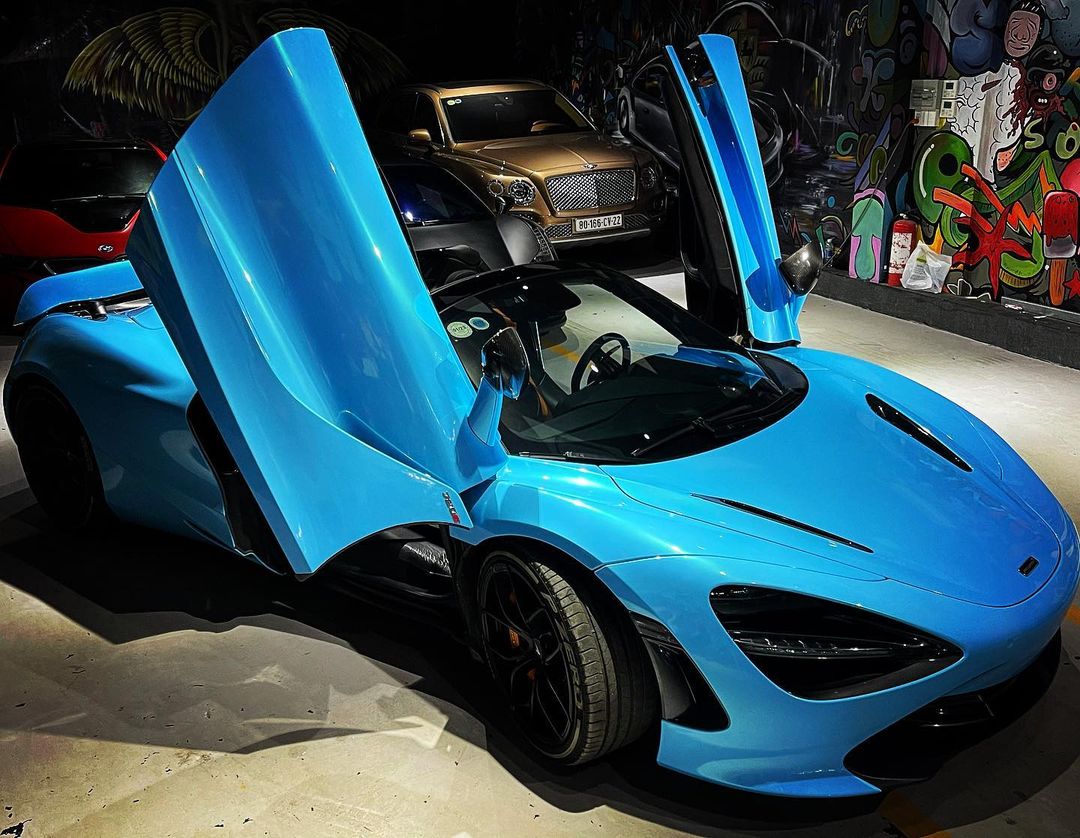 Bắt trend, McLaren 720S Spider màu đen độc nhất Việt Nam của dân chơi lan đổi màu độc đáo - Ảnh 1.