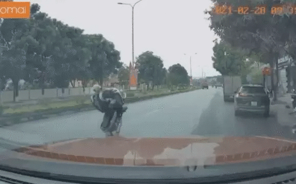 Clip nhóm quái xế bốc đầu xe máy, lao vun vút trên quốc lộ - Ảnh 1.