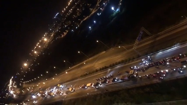 Khoảng 70 “quái xế” chặn đường, đua xe trên cao tốc TP.HCM - Long Thành - Dầu Giây khiến người dân khiếp sợ - Ảnh 1.