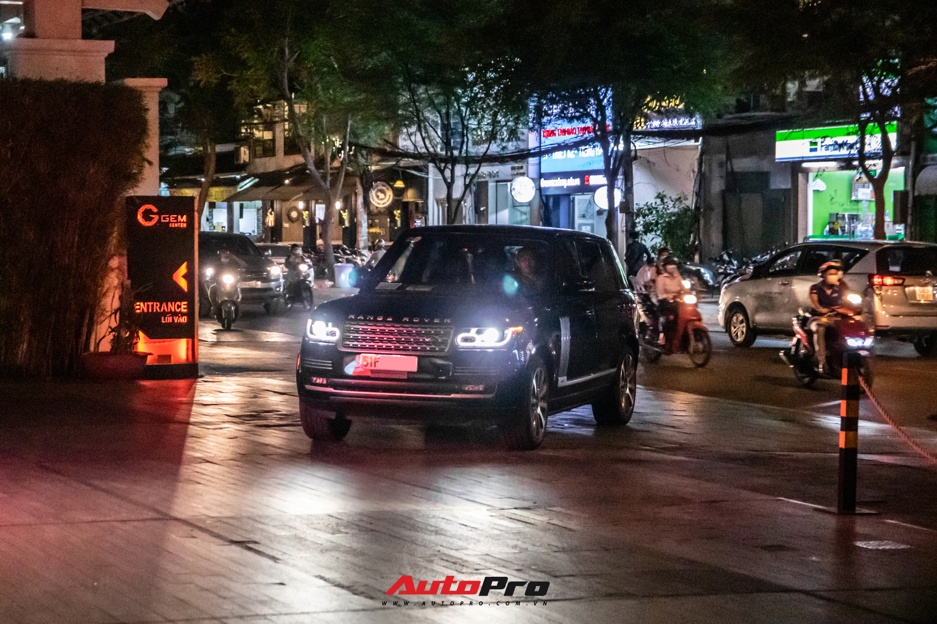 Nhiều siêu xe, xe sang hội ngộ tại tiệc thôi nôi cháu ngoại Minh nhựa, BMW X7 của Trấn Thành cũng xuất hiện - Ảnh 6.