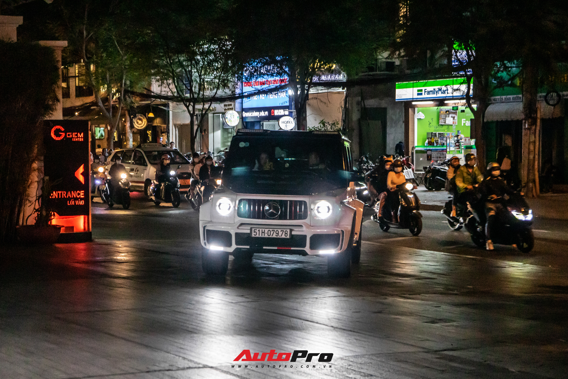 Nhiều siêu xe, xe sang hội ngộ tại tiệc thôi nôi cháu ngoại Minh nhựa, BMW X7 của Trấn Thành cũng xuất hiện - Ảnh 8.