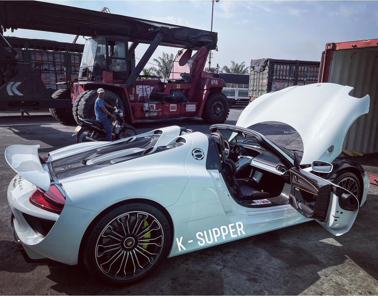 Khui công siêu phẩm Porsche 918 Spyder đầu tiên Việt Nam: Năm sản xuất và ODO gây chú ý - Ảnh 1.