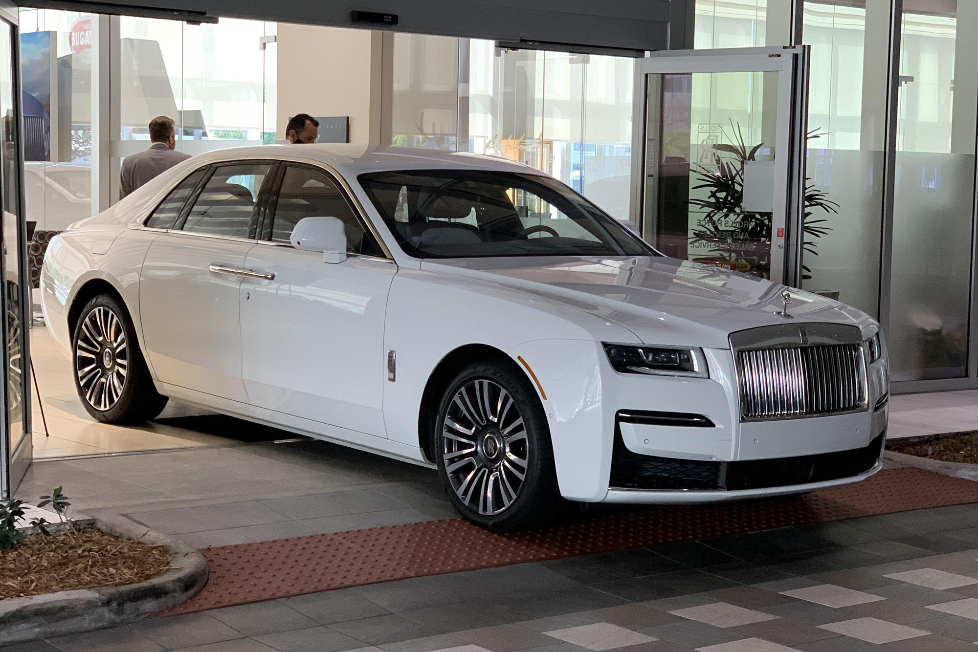 Rolls-Royce Ghost 2021 nhập tư chào đại gia Việt với giá 45 tỷ đồng ngang ngửa Phantom chính hãng - Ảnh 1.