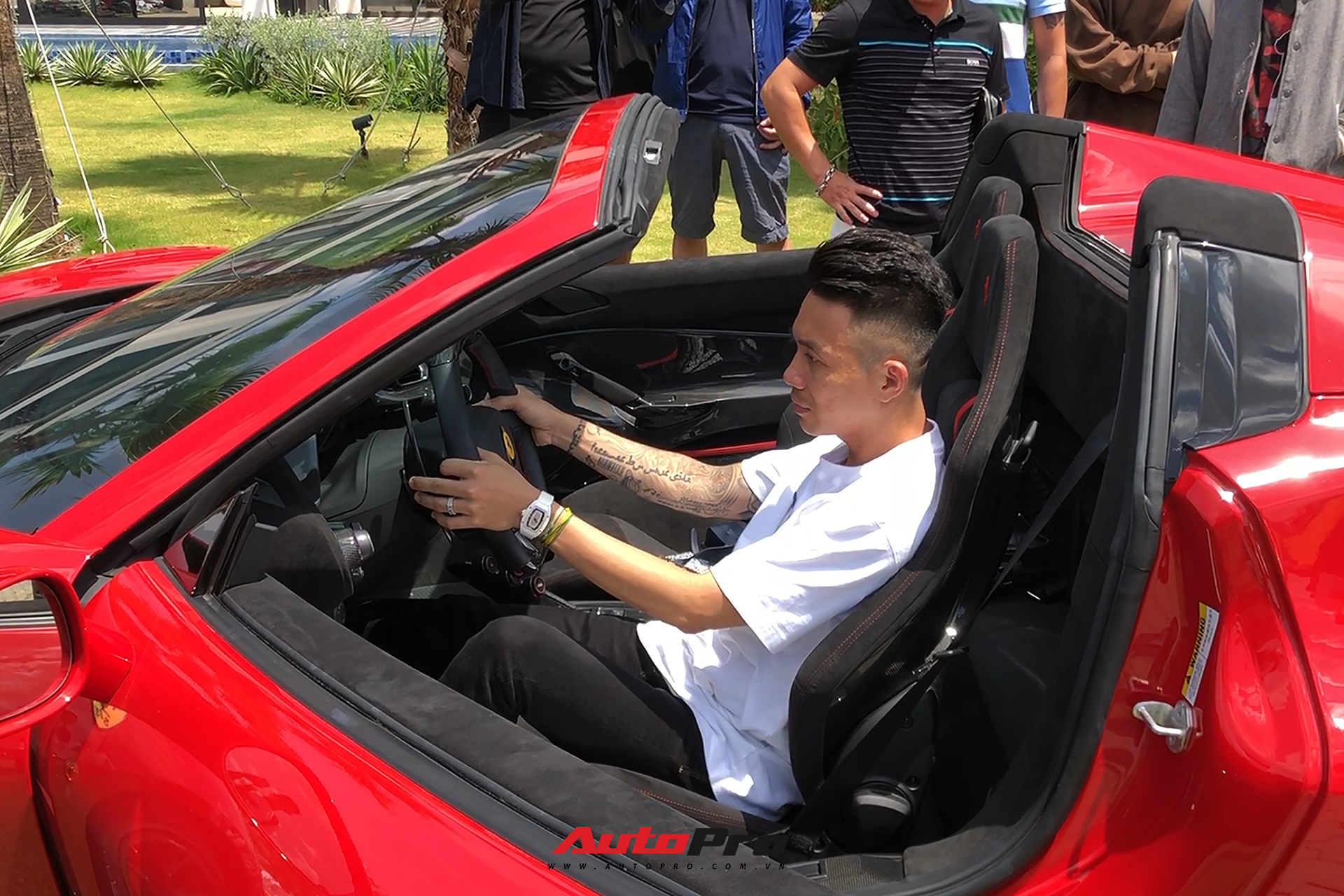 Minh nhựa trải nghiệm Ferrari 488 Pista Spider của Hoàng Kim Khánh: ‘Tự nhiên thích mui trần, chắc do già rồi’ - Ảnh 1.