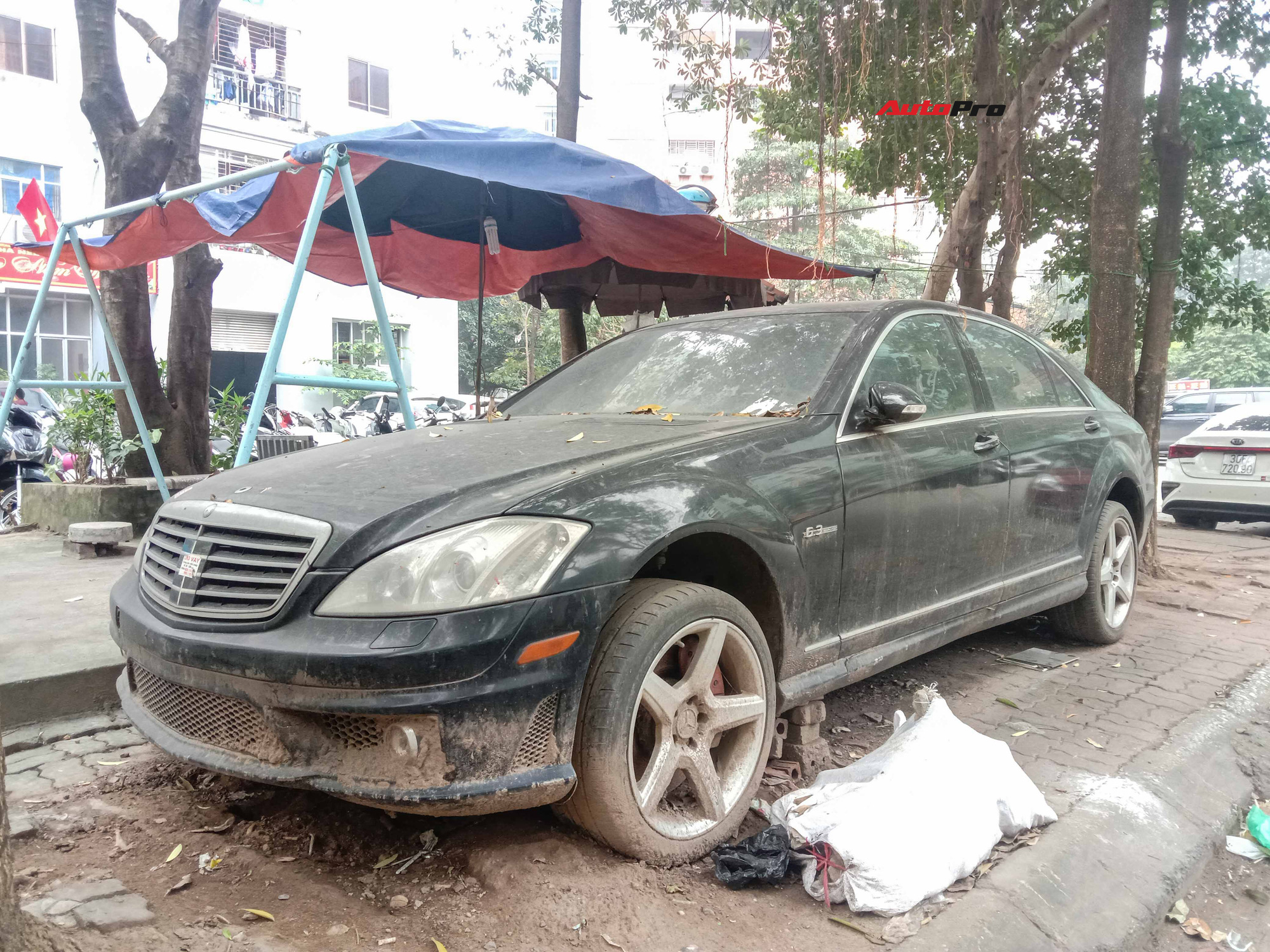 Nằm phủ bụi 5 năm tại Hà Nội, Mercedes-Benz S 63 AMG bạc tỷ khiến CĐM bàn tán khi một chi tiết vẫn nguyên vẹn - Ảnh 1.