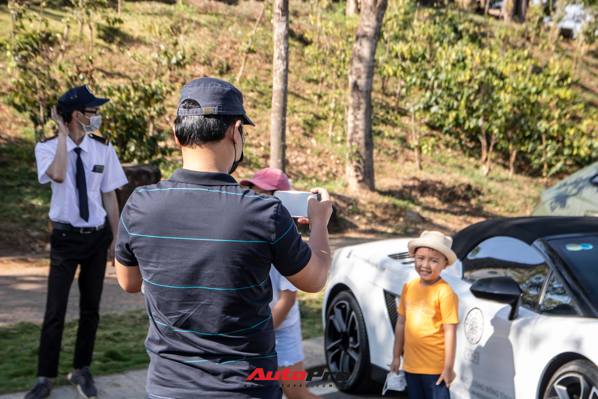 Phản ứng của người dân khi thấy dàn xe hơn 100 tỷ đồng của ông Đặng Lê Nguyên Vũ: Bugatti Veyron chiếm trọn spotlight - Ảnh 10.