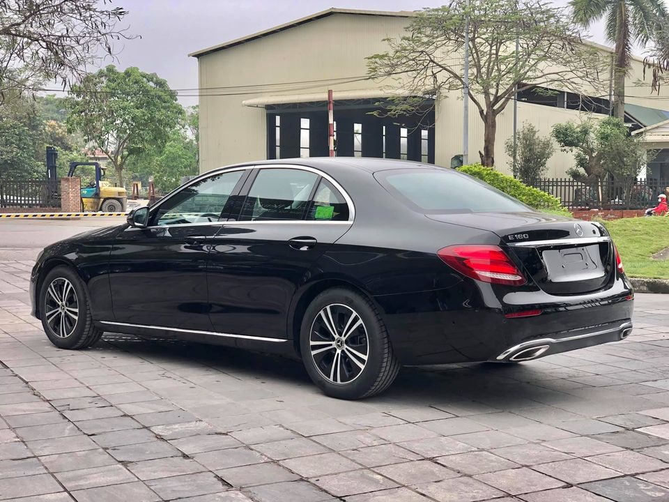 Bản mới rục rịch ra mắt, Mercedes-Benz E-Class cũ thanh lý rẻ như C-Class với ODO chỉ 1.000km  - Ảnh 3.