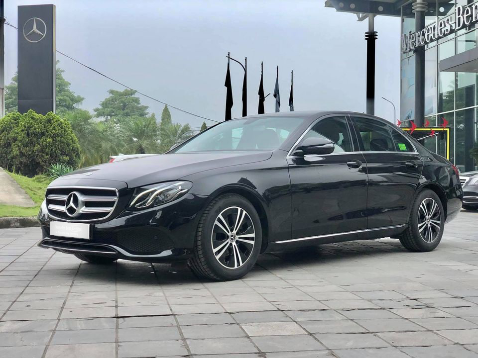 Bản mới rục rịch ra mắt, Mercedes-Benz E-Class cũ thanh lý rẻ như C-Class với ODO chỉ 1.000km  - Ảnh 2.