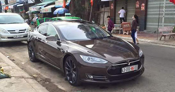 Xót xa hình ảnh Tesla Model S đầu tiên Việt Nam bị phủ bụi kín đặc sau 7 năm về nước - Ảnh 3.