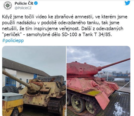 Tin lời cảnh sát, một người Séc mang cả xe tăng hồng cùng pháo tự hành đến đăng ký sở hữu - Ảnh 2.