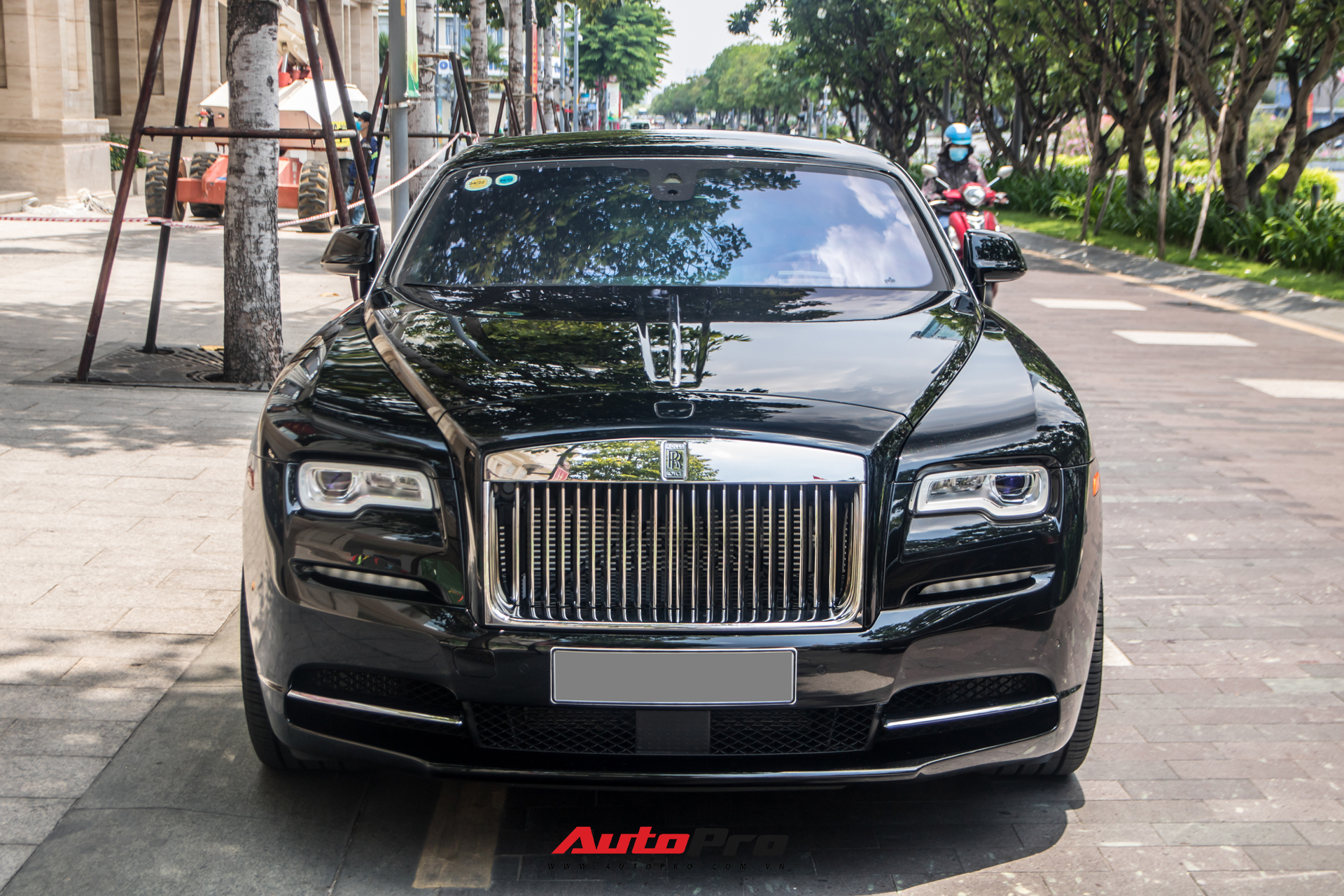 Vợ chồng doanh nhân Nguyễn Quốc Cường chạy Rolls-Royce Wraith đi tậu đồng hồ mới, mâm xe là điểm nhấn đáng chú ý - Ảnh 1.