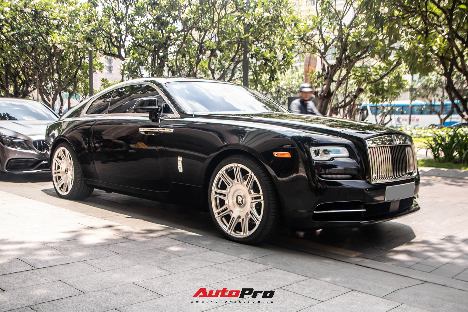 Vợ chồng doanh nhân Nguyễn Quốc Cường chạy Rolls-Royce Wraith đi tậu đồng hồ mới, mâm xe là điểm nhấn đáng chú ý - Ảnh 7.