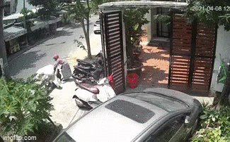  Thấy xe máy lạ đỗ trước cửa nhà, người phụ nữ có pha xử lý khiến chủ xe tức không thể nói gì - Ảnh 1.