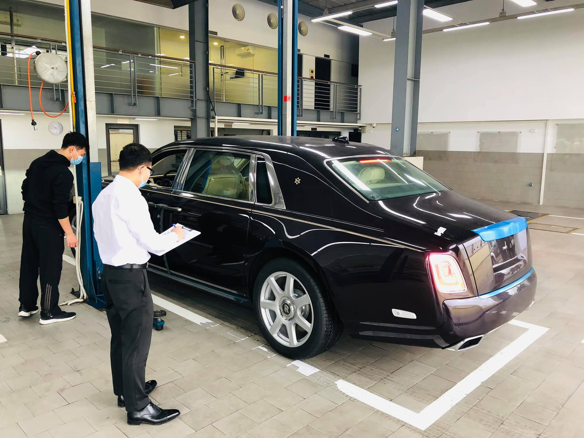 Đại gia Bình Thuận mua Rolls-Royce Phantom VIII chính hãng thứ hai tại Việt Nam: Logo mặt trời gây chú ý - Ảnh 2.