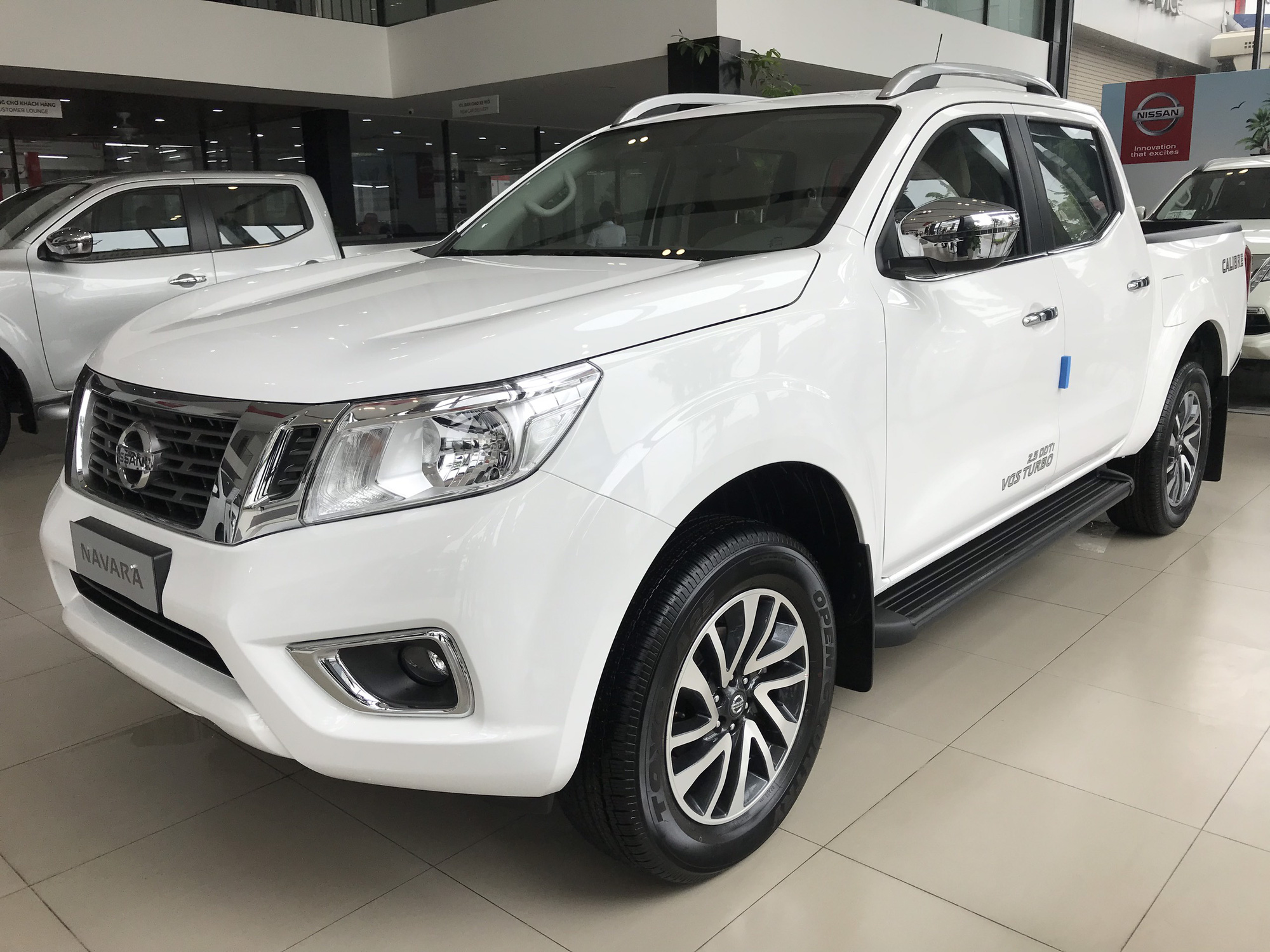Nissan Navara giảm giá mạnh đấu Ford Ranger - Ảnh 1.