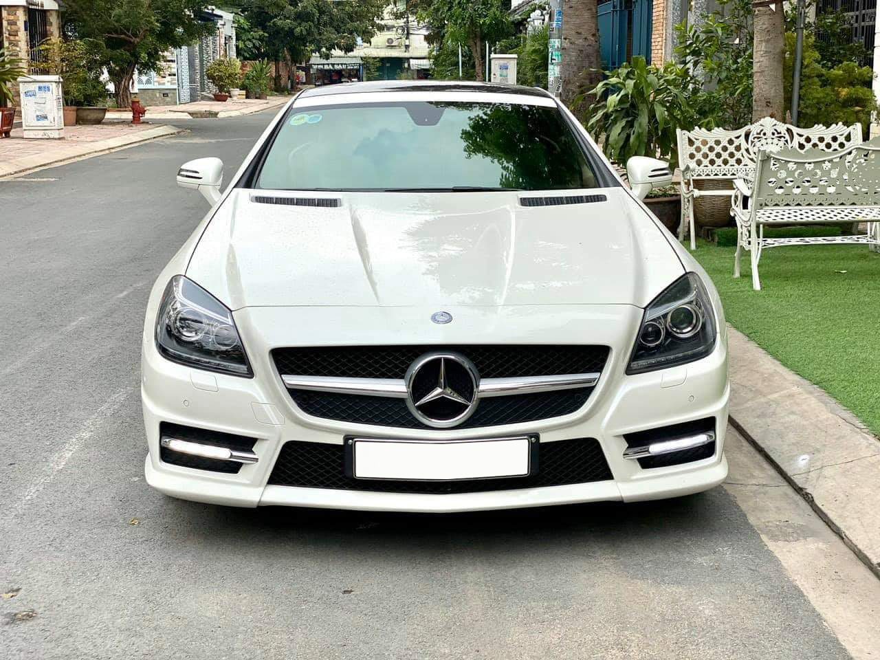 Ngang giá ‘đàn em’ C 180, đây là chiếc Mercedes-Benz SLK được dân chơi chia sẻ: ‘Xe mới không nhất thì nhì Việt Nam’ - Ảnh 1.