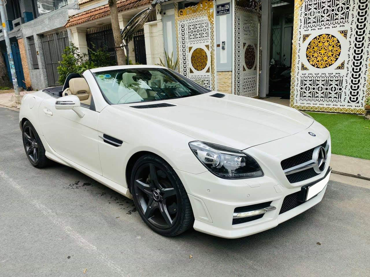 Ngang giá ‘đàn em’ C 180, đây là chiếc Mercedes-Benz SLK được dân chơi chia sẻ: ‘Xe mới không nhất thì nhì Việt Nam’ - Ảnh 5.