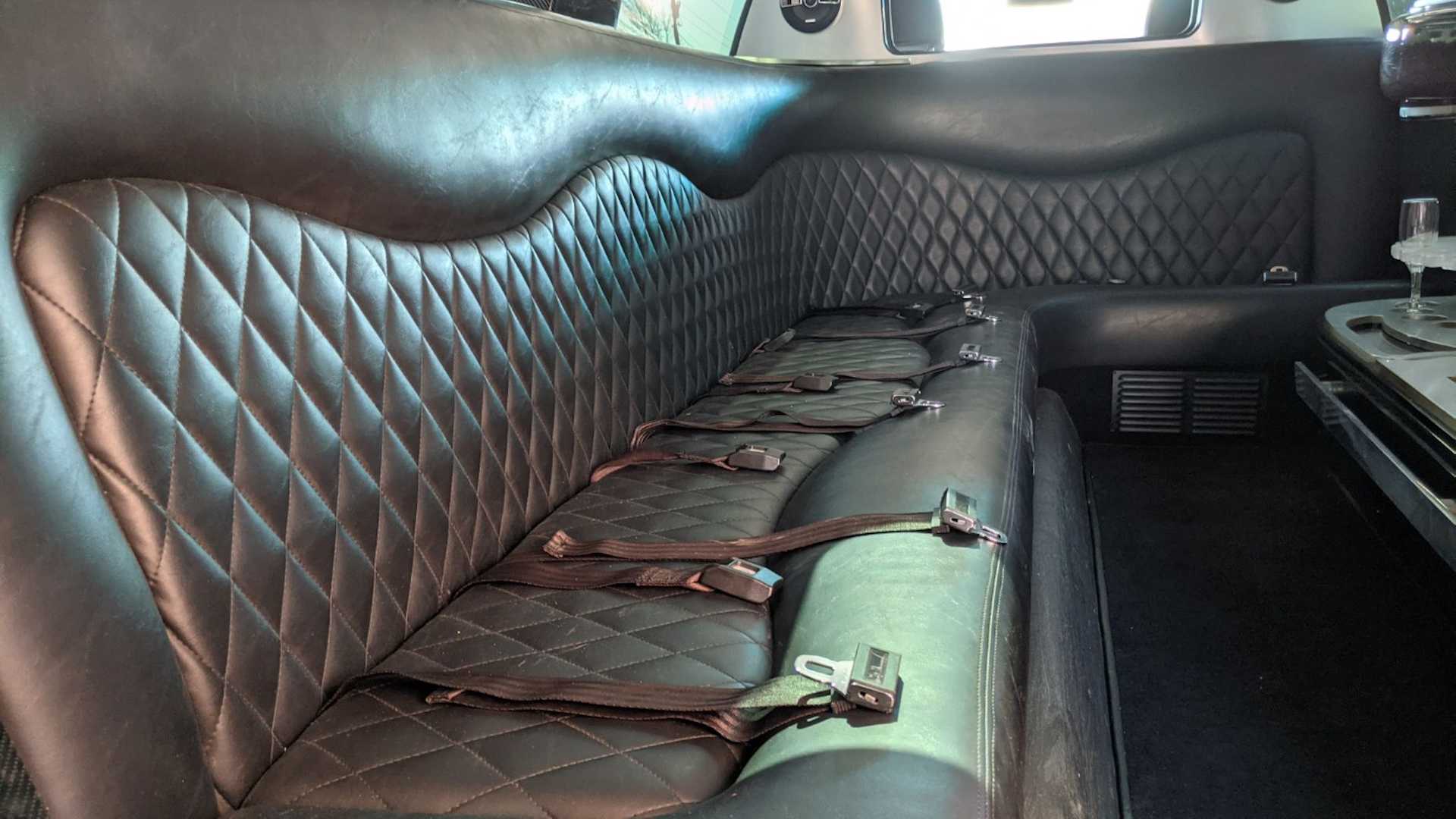 Ford Explorer độ limousine không giống ai: Giữ nguyên hàng ghế 2 và 3, rao bán bán giá quy đổi gần 1,4 tỷ đồng - Ảnh 6.