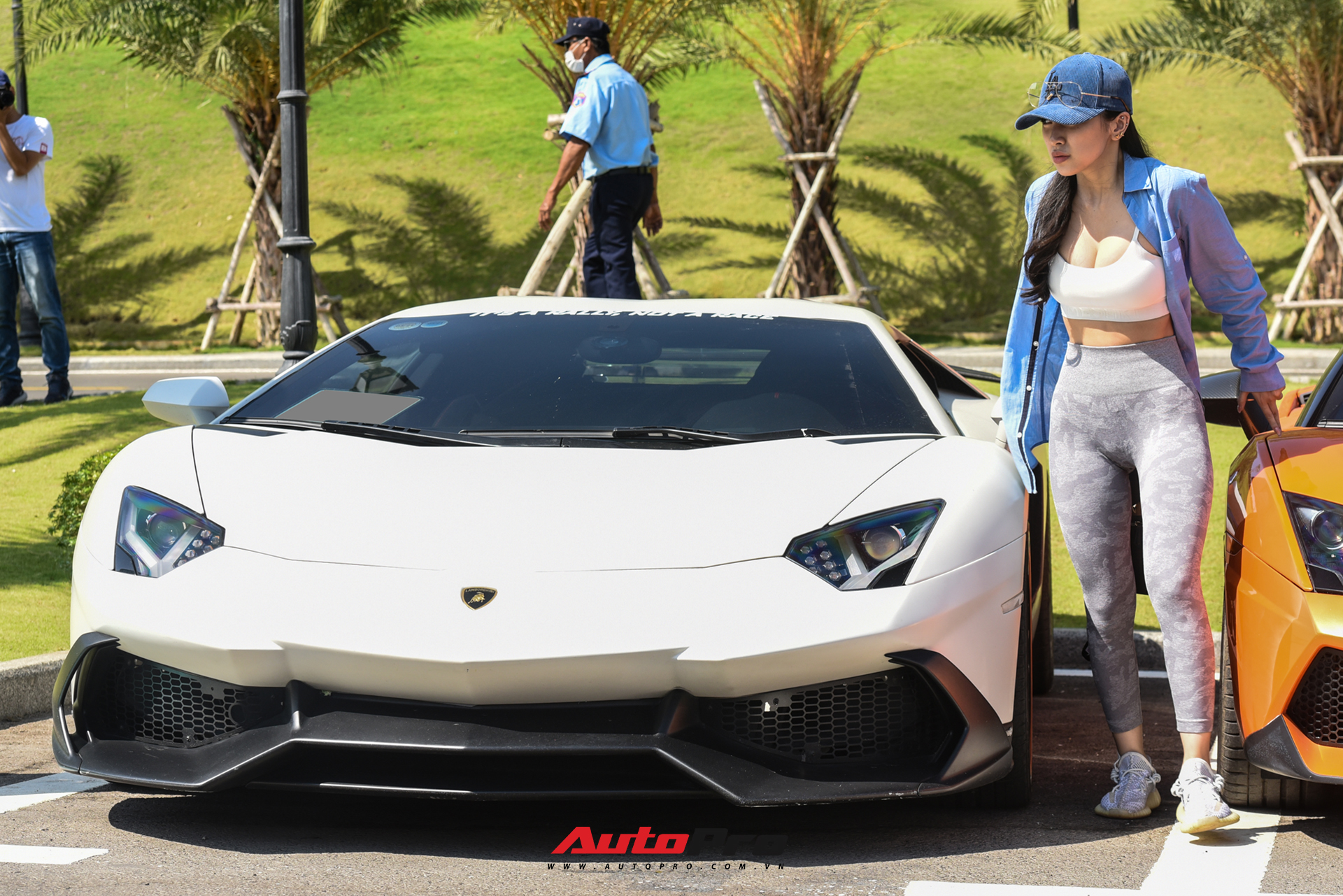 Bị bong gân, hot girl 9x vẫn lái Lamborghini Aventador thoăn thoắt từ Sài Gòn đến Mũi Né - Ảnh 1.