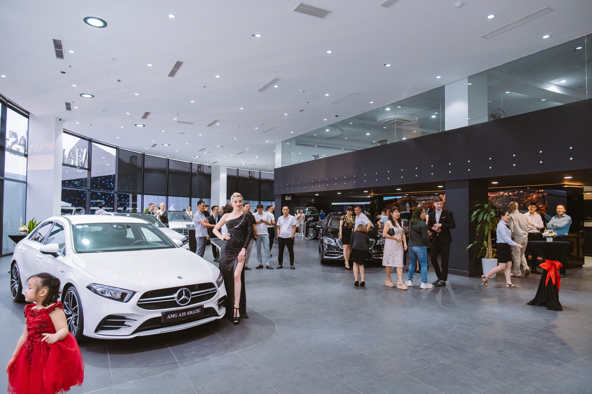 Mercedes-Benz mở đại lý tiêu chuẩn MAR2020 lớn nhất Bắc và Bắc Trung Bộ - Ảnh 1.