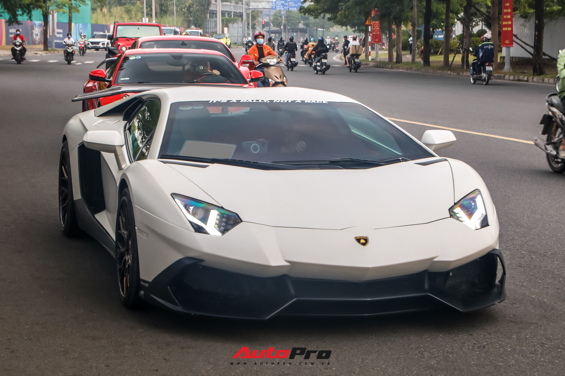 Bị bong gân, hot girl 9x vẫn lái Lamborghini Aventador thoăn thoắt từ Sài Gòn đến Mũi Né - Ảnh 4.