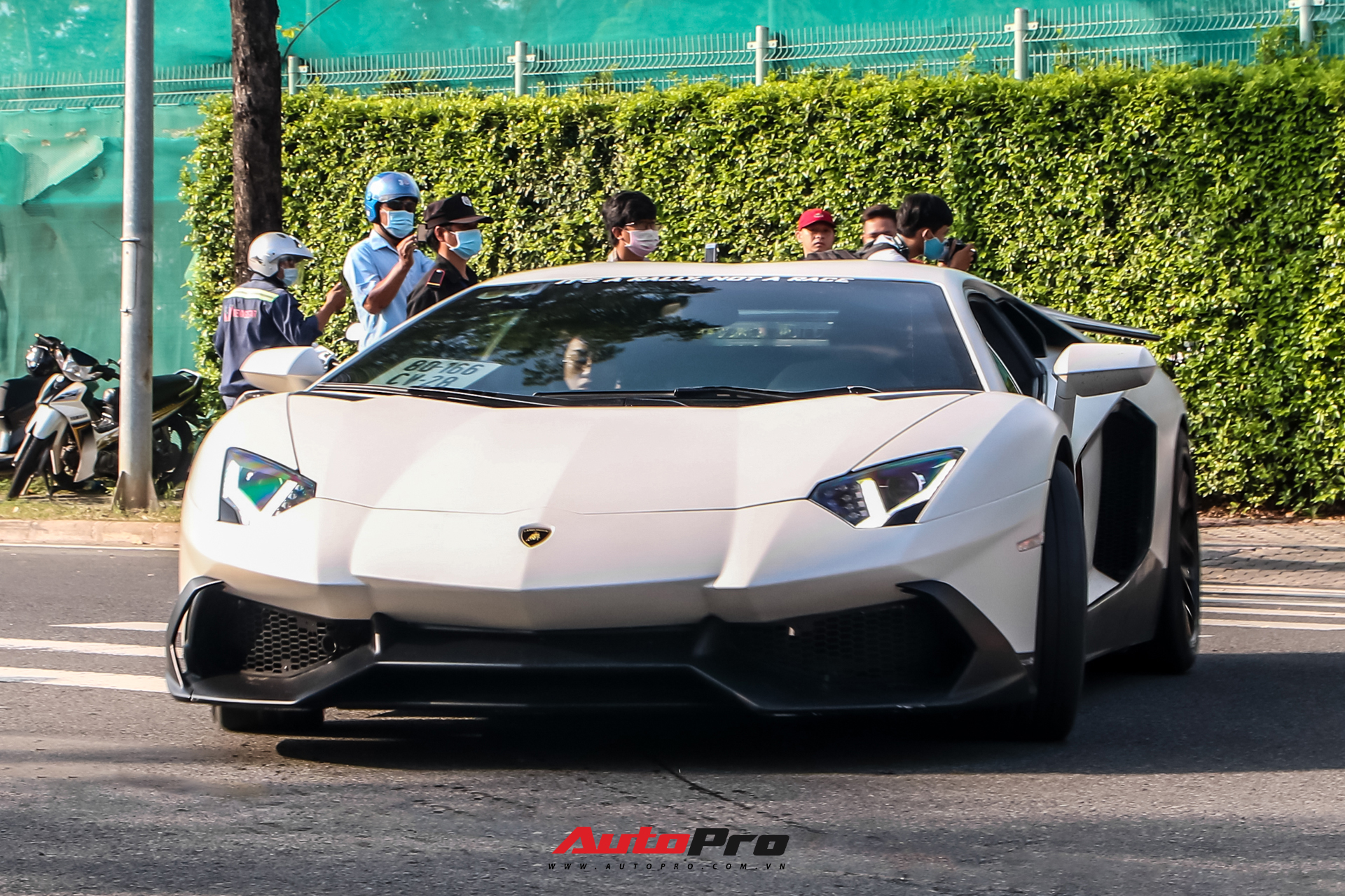 Bị bong gân, hot girl 9x vẫn lái Lamborghini Aventador thoăn thoắt từ Sài Gòn đến Mũi Né - Ảnh 6.