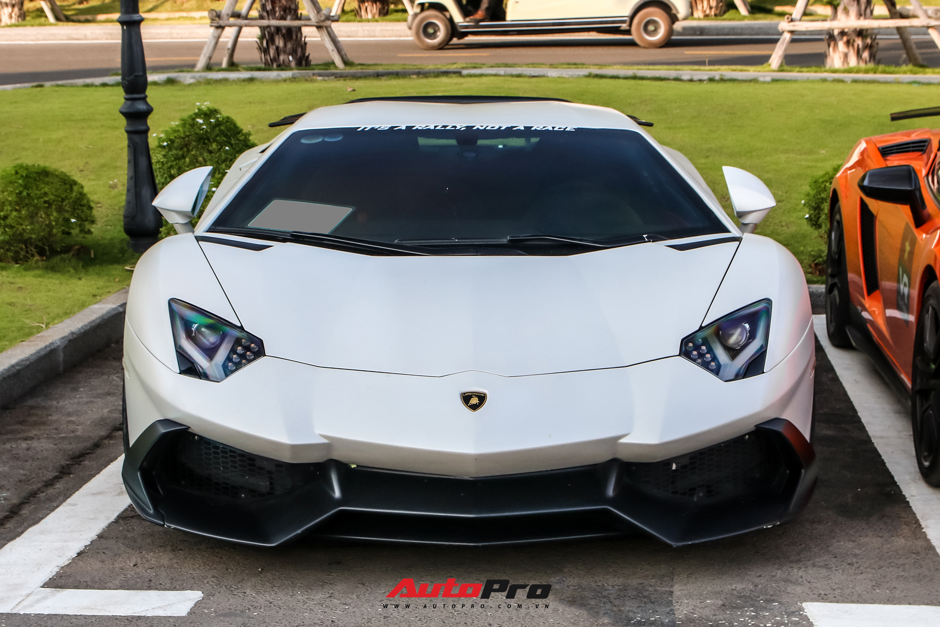 Bị bong gân, hot girl 9x vẫn lái Lamborghini Aventador thoăn thoắt từ Sài Gòn đến Mũi Né - Ảnh 8.