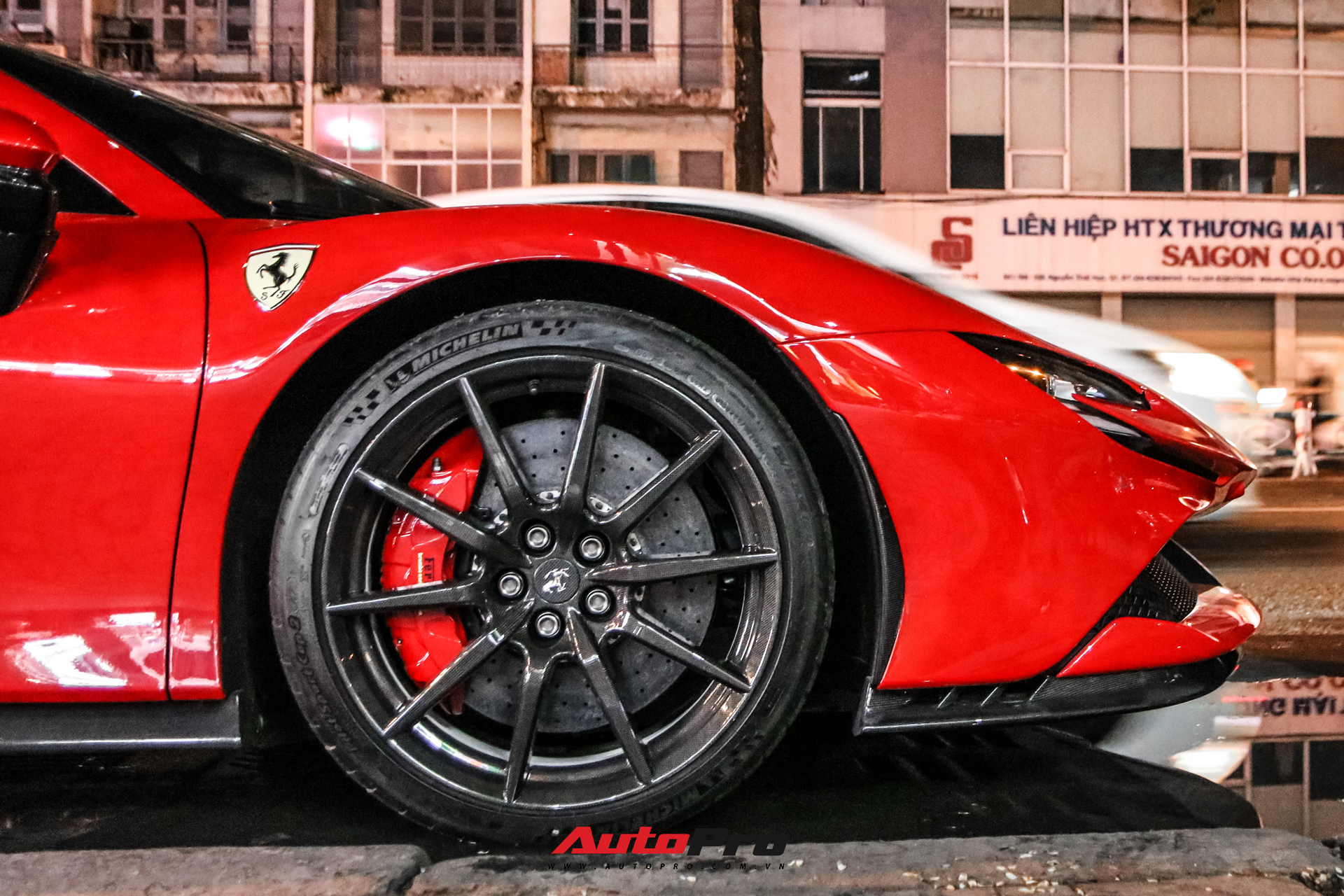 Ferrari SF90 Stradale đầu tiên Việt Nam của đại gia chơi lan Sài Gòn lần đầu lên phố, tụ tập cùng một loạt siêu xe tiếng tăm khác - Ảnh 4.