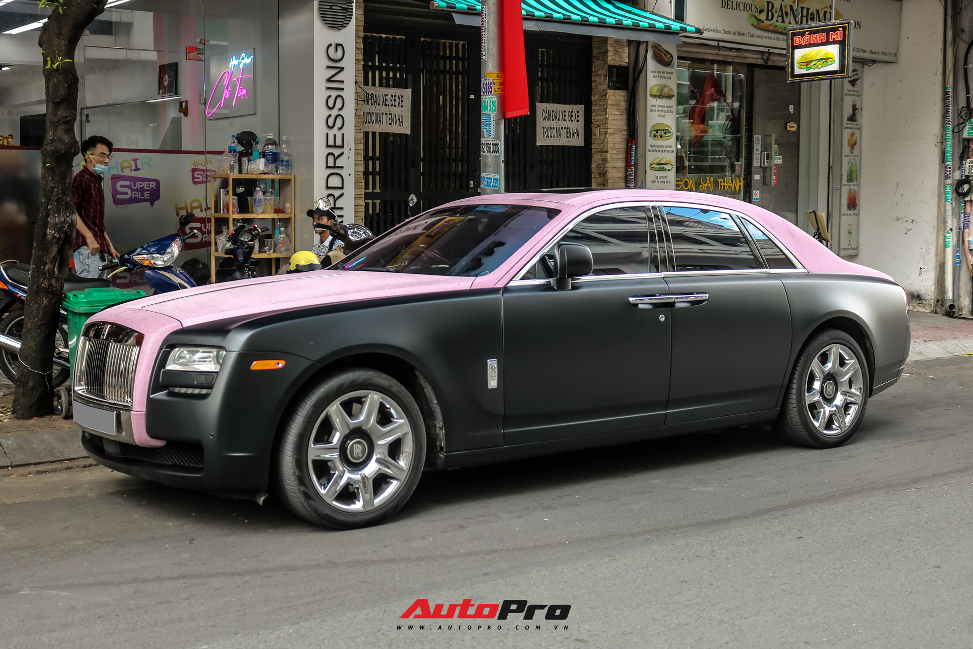 Mặc kệ drama, Ngọc Trinh mang Rolls-Royce Ghost bản Black Pink siêu độc lên phố chơi cuối tuần - Ảnh 1.