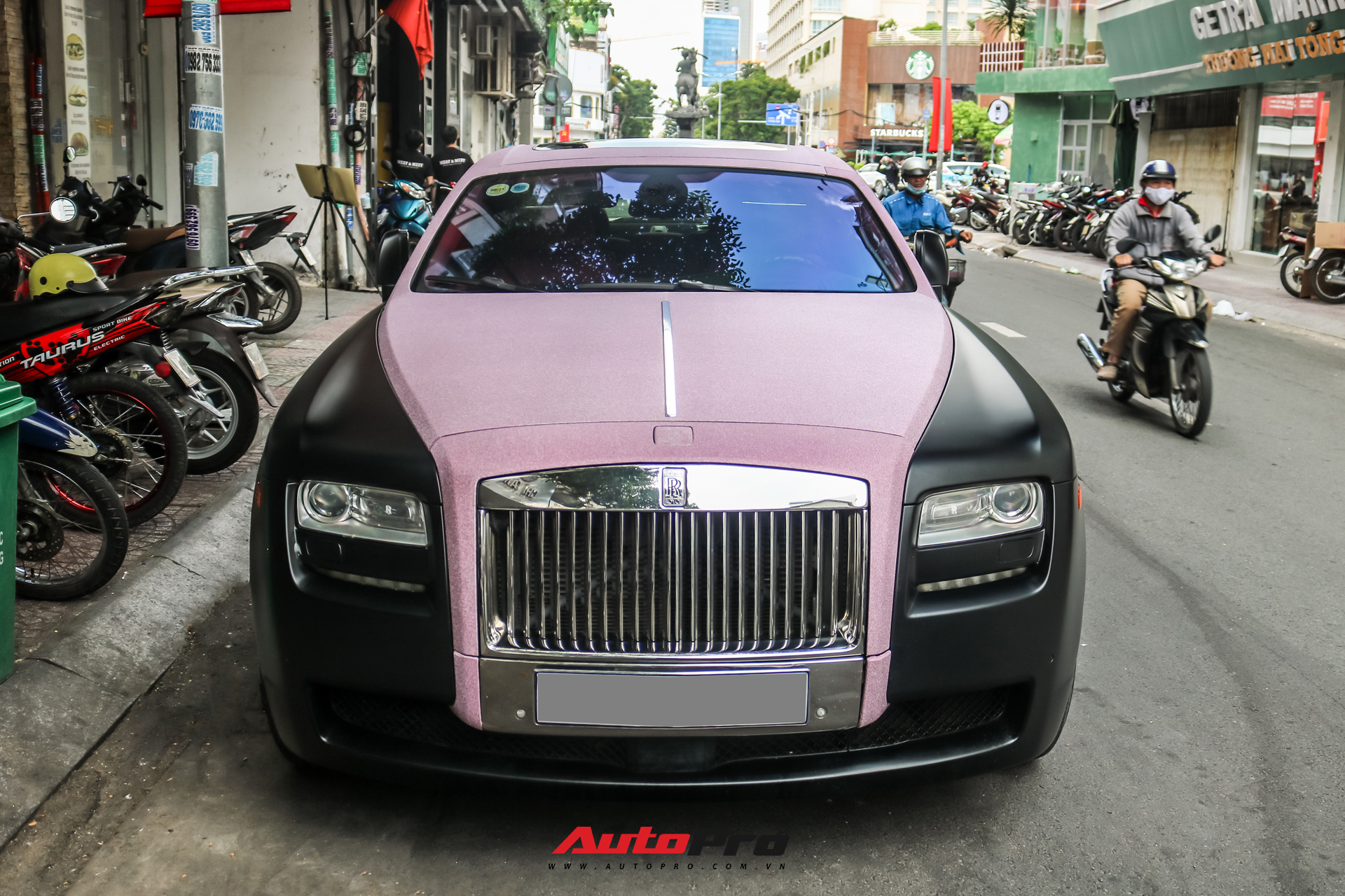 Mặc kệ drama, Ngọc Trinh mang Rolls-Royce Ghost bản Black Pink siêu độc lên phố chơi cuối tuần - Ảnh 8.