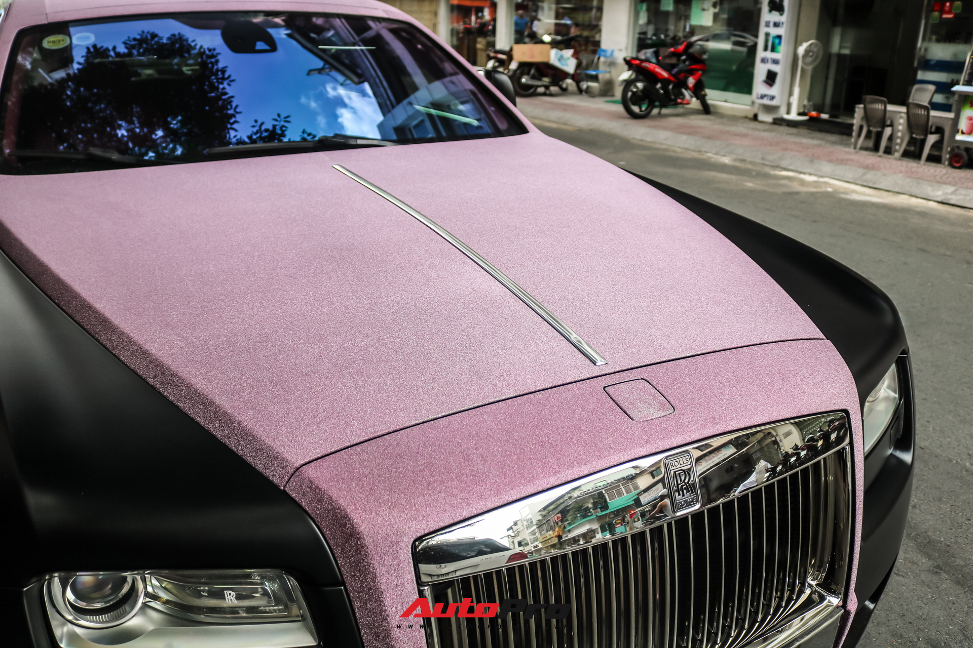 Mặc kệ drama, Ngọc Trinh mang Rolls-Royce Ghost bản Black Pink siêu độc lên phố chơi cuối tuần - Ảnh 3.