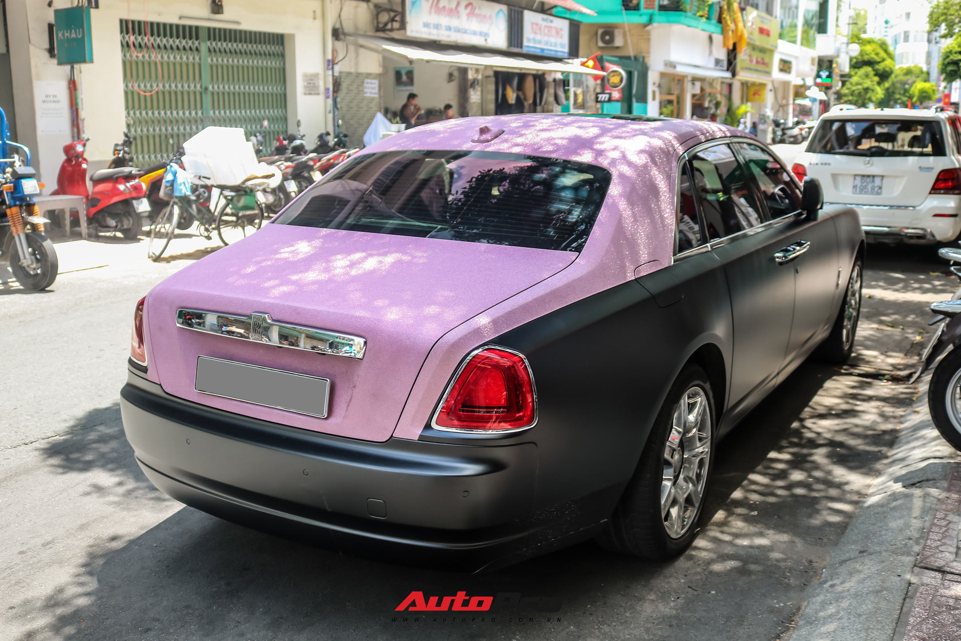 Mặc kệ drama, Ngọc Trinh mang Rolls-Royce Ghost bản Black Pink siêu độc lên phố chơi cuối tuần - Ảnh 5.