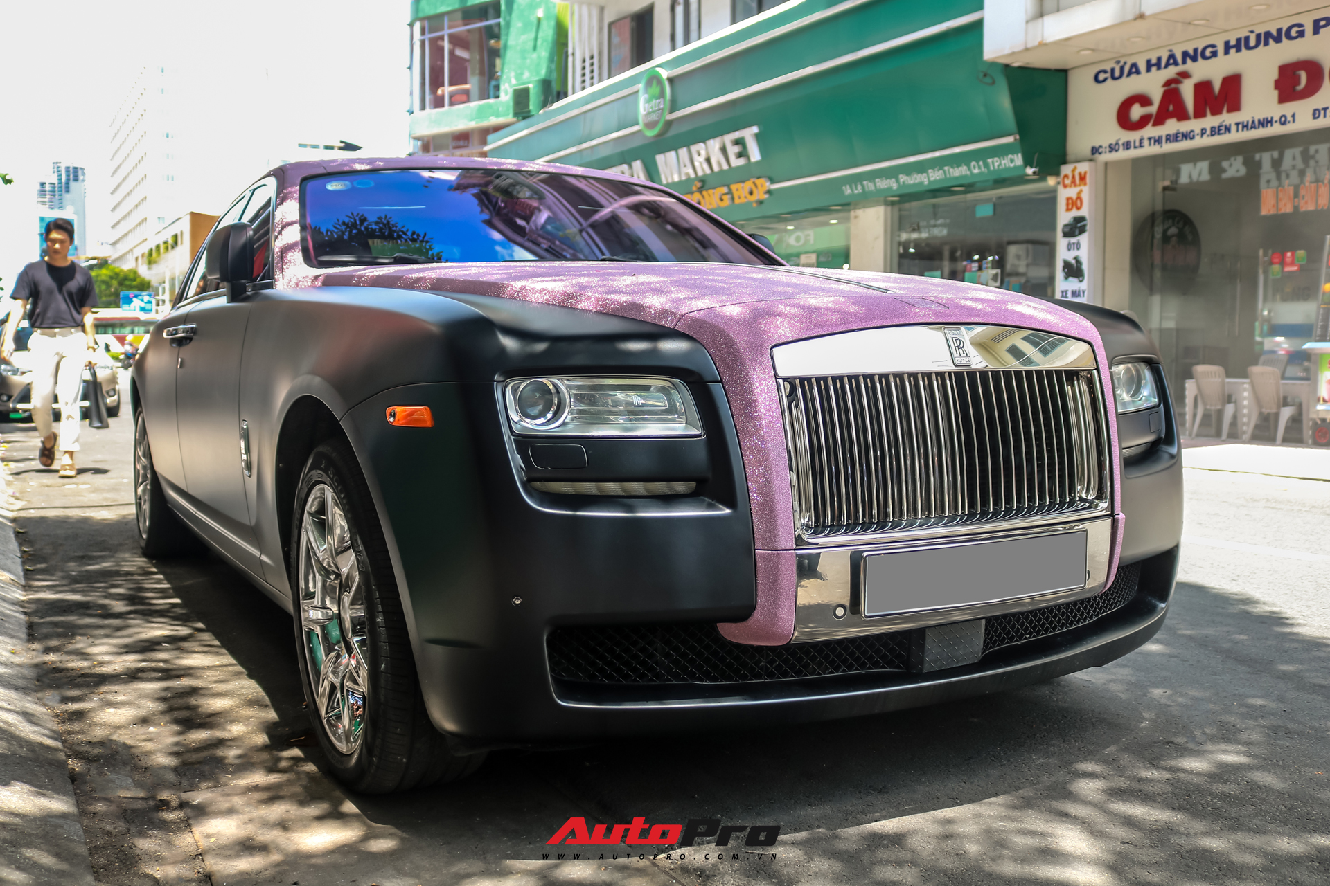 Mặc kệ drama, Ngọc Trinh mang Rolls-Royce Ghost bản Black Pink siêu độc lên phố chơi cuối tuần - Ảnh 6.