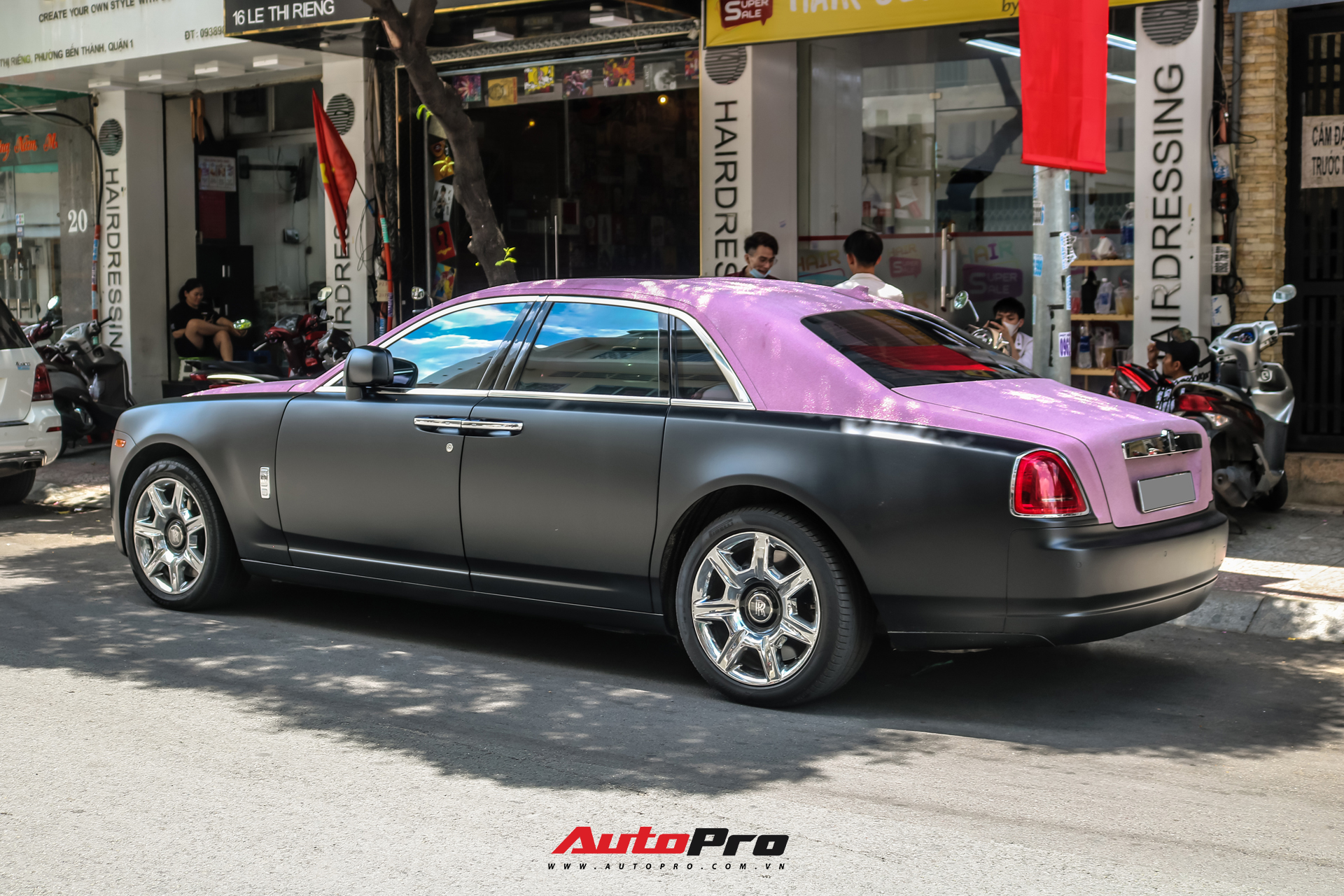 Mặc kệ drama, Ngọc Trinh mang Rolls-Royce Ghost bản Black Pink siêu độc lên phố chơi cuối tuần - Ảnh 9.