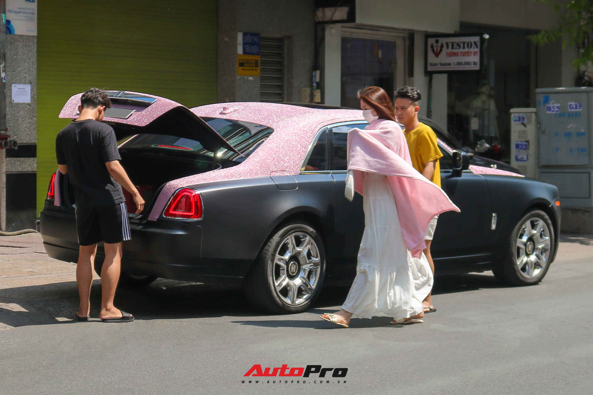 Mặc kệ drama, Ngọc Trinh mang Rolls-Royce Ghost bản Black Pink siêu độc lên phố chơi cuối tuần - Ảnh 10.
