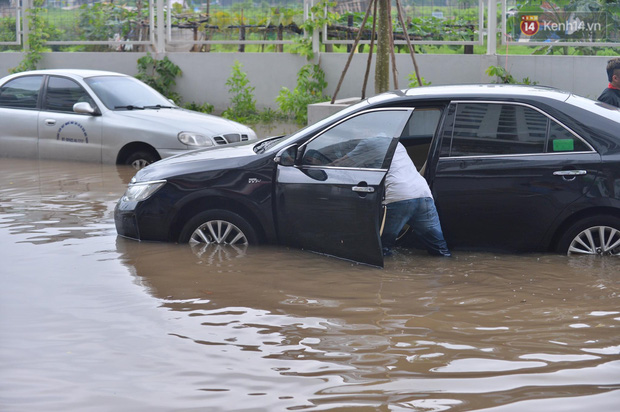 Ảnh: Đường vào chung cư ở Hà Nội ngập trong biển nước, hàng chục xe ô tô mắc kẹt chờ được giải cứu - Ảnh 3.