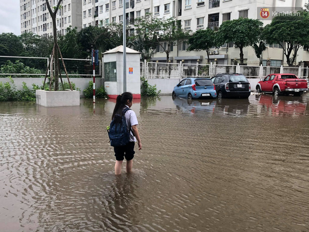 Ảnh: Đường vào chung cư ở Hà Nội ngập trong biển nước, hàng chục xe ô tô mắc kẹt chờ được giải cứu - Ảnh 4.