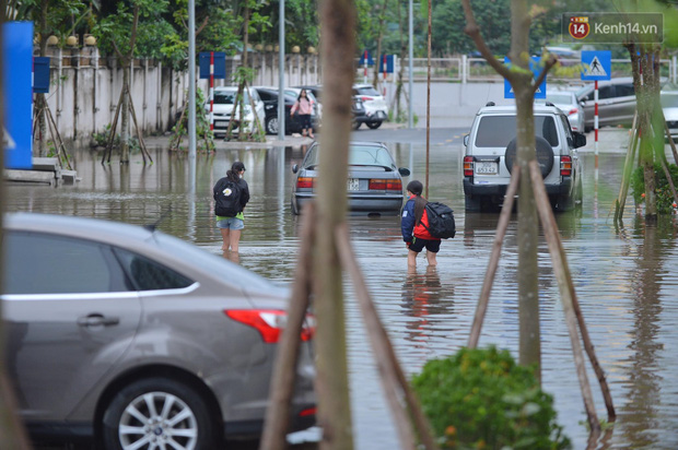 Ảnh: Đường vào chung cư ở Hà Nội ngập trong biển nước, hàng chục xe ô tô mắc kẹt chờ được giải cứu - Ảnh 5.