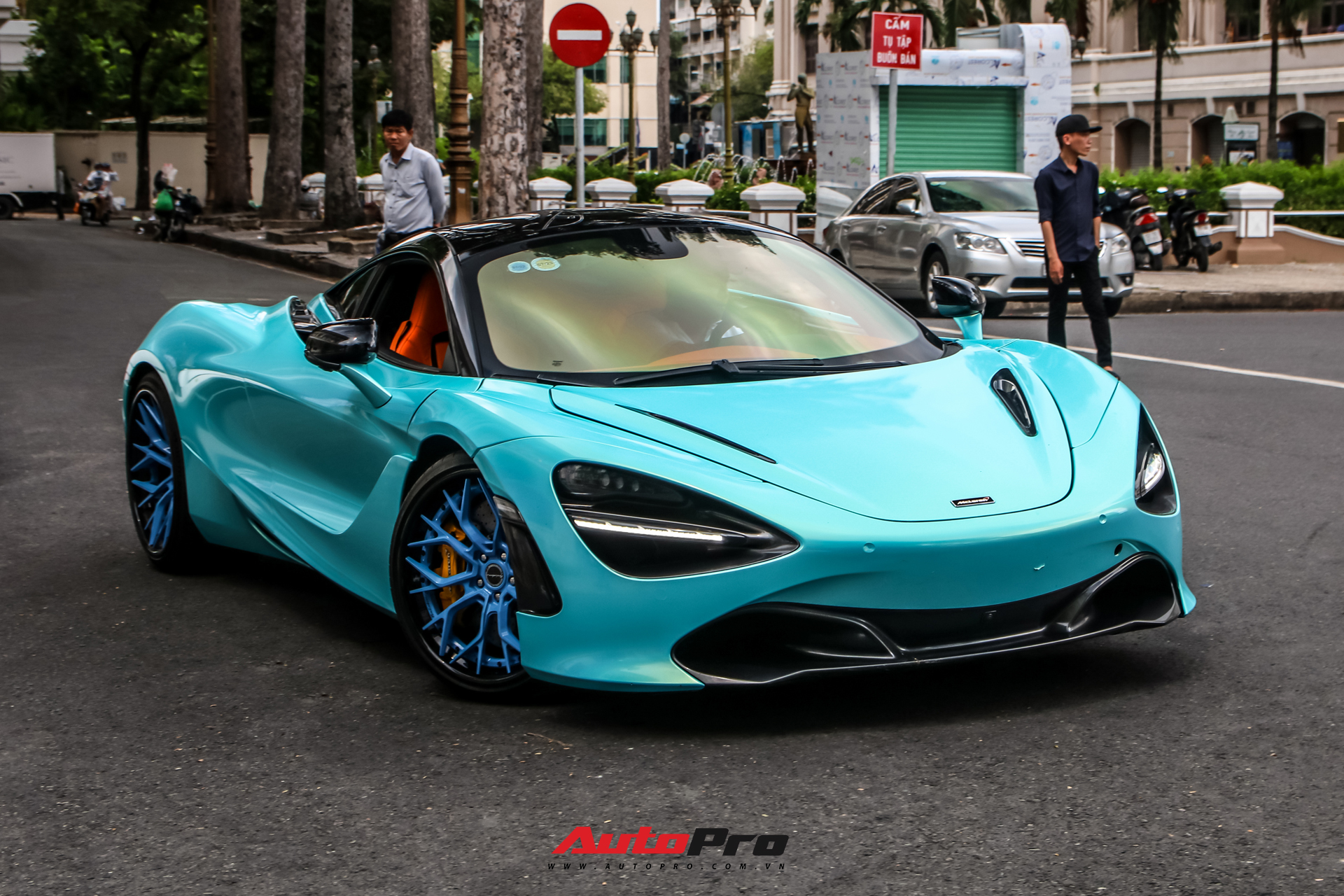 Cận cảnh McLaren 720S đầu tiên về Việt Nam với lớp áo mới màu xanh lạ mắt của thành viên Evo Team - Ảnh 1.